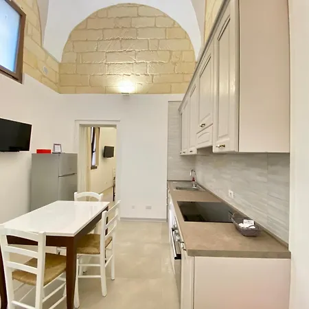 Nella Corte Di Apartman *