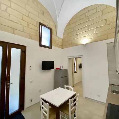 Nella Corte Di Apartman