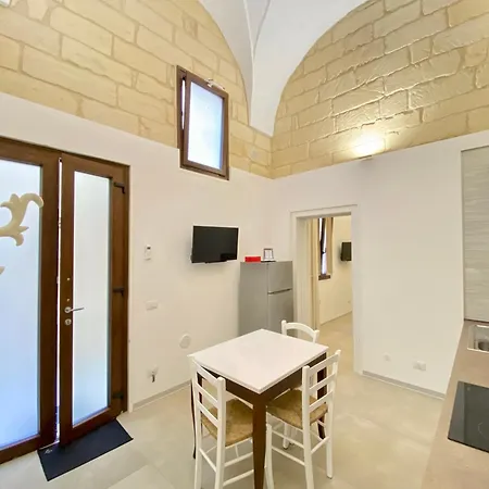 Nella Corte Di Apartament *